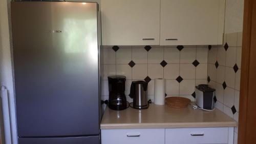 eine Küche mit einem Kühlschrank und einer Arbeitsplatte in der Unterkunft Ferienhäusle Sonnenblume Titisee in Titisee-Neustadt