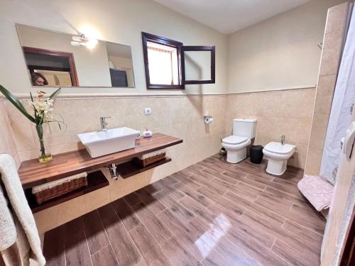 La salle de bains est pourvue d'un lavabo et de toilettes. dans l'établissement Alojamiento entero Mallorca, Santanyí (S’Amarador), à Santanyí