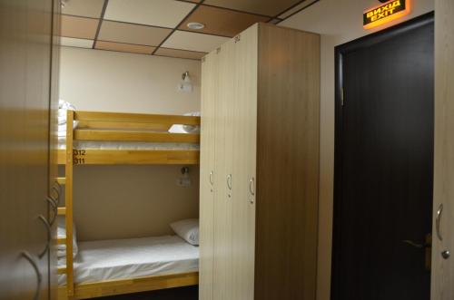Ένα ή περισσότερα κρεβάτια σε δωμάτιο στο Hostel VShokoladi