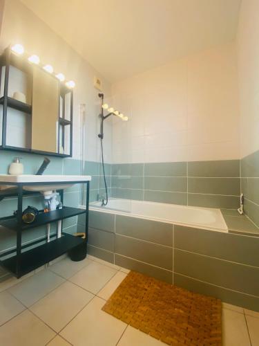 une salle de bain avec une douche, une baignoire et un lavabo dans l'établissement Le Rosa Bonheur, à Nantes