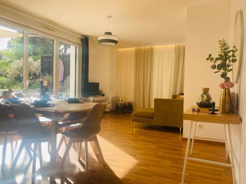 une salle à manger et un salon avec une table et des chaises dans l'établissement Le Rosa Bonheur, à Nantes