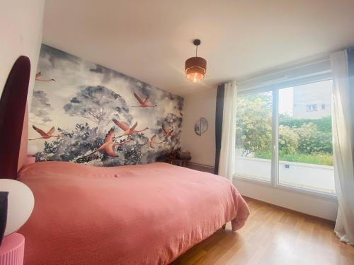 1 dormitorio con cama rosa y ventana en Le Rosa Bonheur, en Nantes