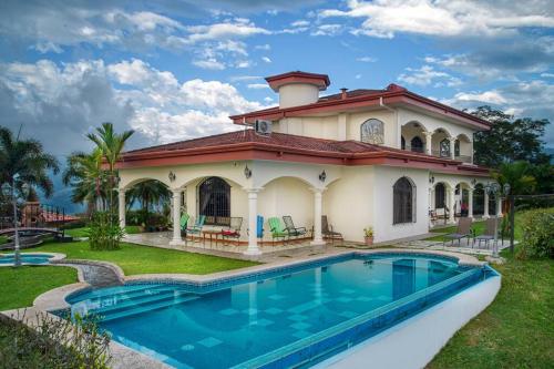 una casa con piscina frente a ella en Mountaintop Luxury Estate - Can Sleep up to 24!, en Macacona