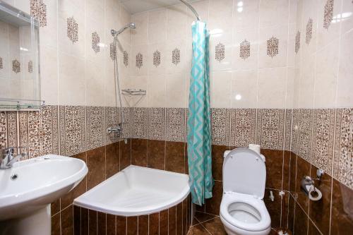 La salle de bains est pourvue de toilettes et d'un lavabo. dans l'établissement Hotel DREAM PLAZA, à Boukhara