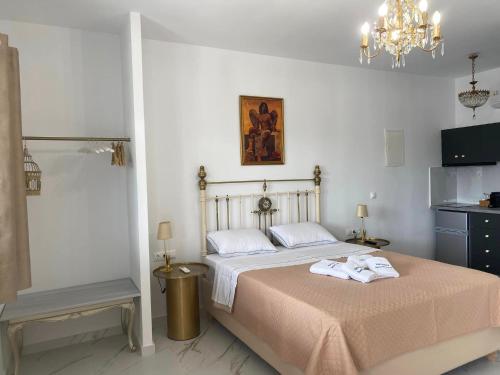 1 dormitorio con 1 cama con 2 toallas en Mykonos Secret Spot, en Mykonos ciudad