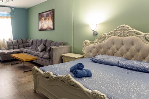 um quarto com uma cama com uma almofada azul em Central Laguardia Hotel em Tel Aviv