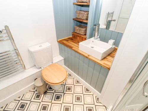 a bathroom with a toilet and a sink at Middlehope Cottage in Bishop Auckland