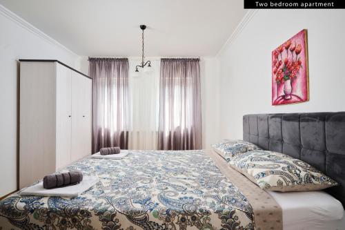 sypialnia z łóżkiem typu king-size i kocem w obiekcie Apartments Angela w mieście Umag