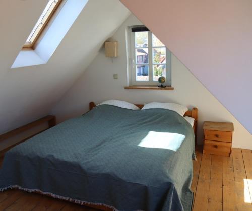 - une chambre mansardée avec un lit vert dans l'établissement Ferienwohnung Am Westerntor 1, à Wernigerode