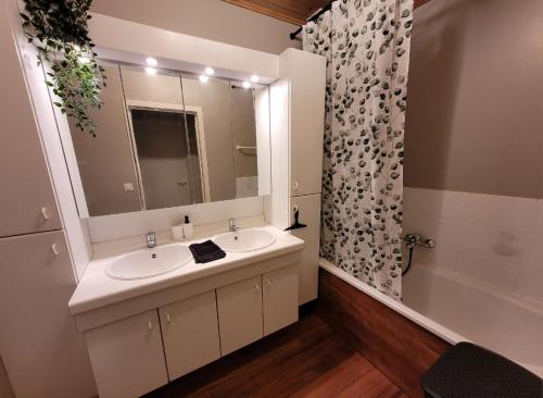 卡斯特拉訥的住宿－Maison de vacances familiale des Gorges du Verdon，浴室配有盥洗盆、镜子和浴缸