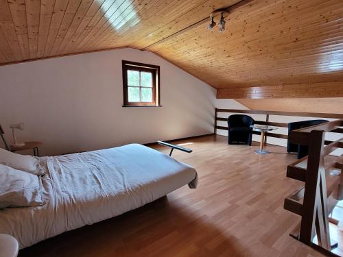 een slaapkamer met een bed, een bureau en een raam bij Maison de vacances familiale des Gorges du Verdon in Castellane
