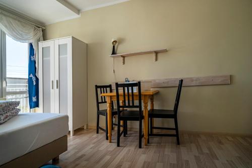 um quarto com uma mesa e cadeiras e uma cama em Pod Szczęśliwą Siódemka em Kuźnica