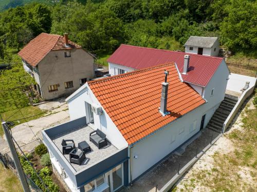 una vista aérea de una casa con techo naranja en Holiday House Zrmanja Vrelo en Krupa