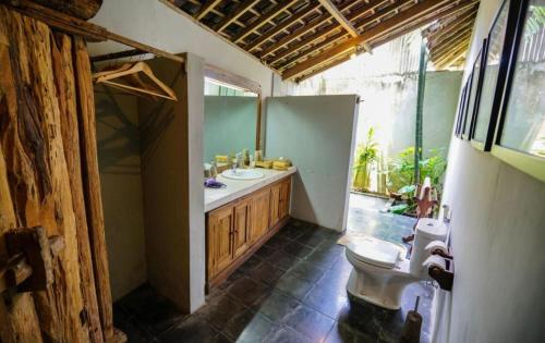 uma casa de banho com um lavatório e um WC em DS GUESTHOUSE 