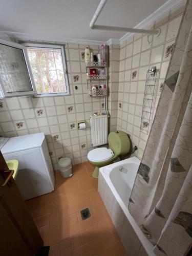 ein Badezimmer mit Badewanne, Toilette und Waschbecken in der Unterkunft Traditional House in Peraia