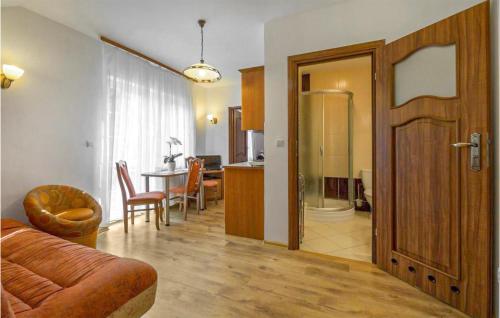 ein Wohnzimmer mit Couch und ein Esszimmer in der Unterkunft 1 Bedroom Nice Apartment In Debina in Debina