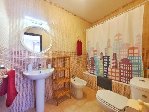 ein Badezimmer mit einem Waschbecken, einem WC und einem Spiegel in der Unterkunft Magnificas vistas con Solárium y piscina - by Aloha Palma in Águilas