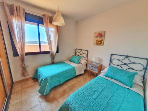 2 Betten in einem Zimmer mit Meerblick in der Unterkunft Magnificas vistas con Solárium y piscina - by Aloha Palma in Águilas