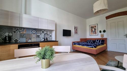 uma sala de estar com um sofá e uma mesa em 5 stylových apartmánů v srdci Jeseníků em Loučná nad Desnou