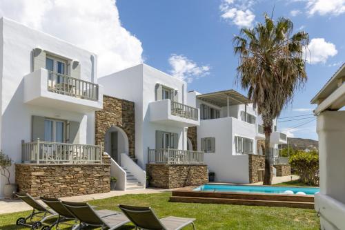 een villa met een zwembad en een resort bij Soulmate's Suites Tinos in Kionia