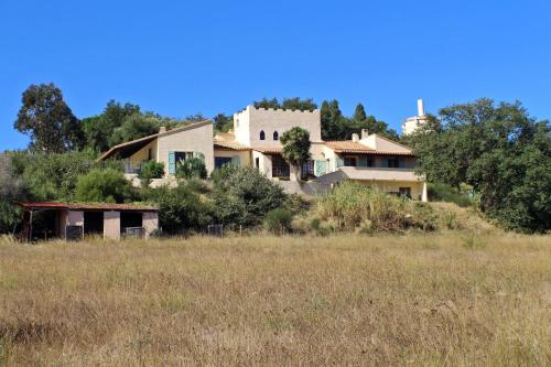 une maison au sommet d'une colline dans un champ dans l'établissement Mas Natura, à Banyuls-dels-Aspres
