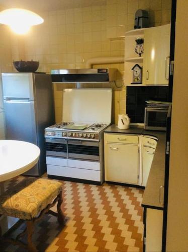 Il comprend une cuisine équipée d'une cuisinière et d'appareils électroménagers. dans l'établissement La Belle Vue - Duplex 6 pers, Face Mer & Parking, à Boulogne-sur-Mer