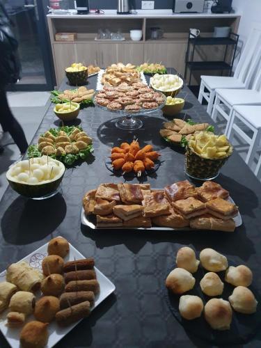 un tavolo con molti tipi diversi di cibo su di esso di Quinta de Cerdeiró a Mões