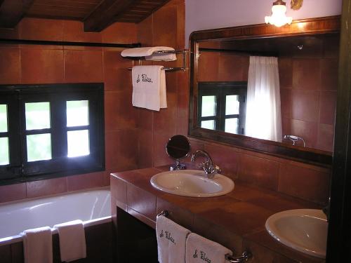 Ένα μπάνιο στο La Fabrica Casa Rural