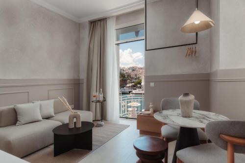 un soggiorno con un divano e un tavolo di Luxury Suites by Lato ad Ágios Nikólaos