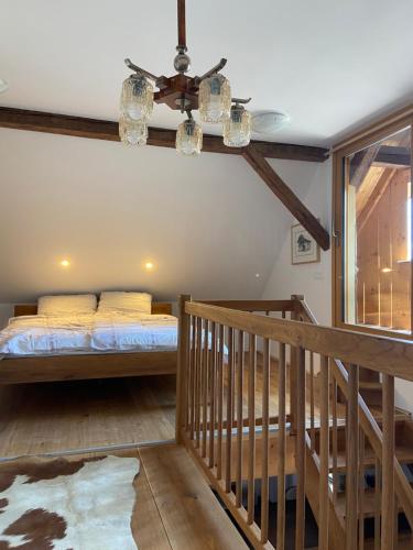 een slaapkamer met een bed en een trap bij Pr Krač Countryside Hideaway in Dol pri Ljubljani