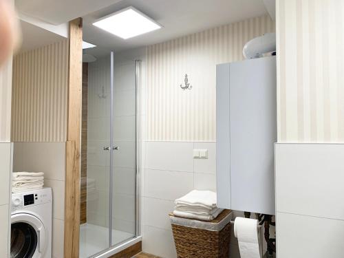 ein Badezimmer mit einer Waschmaschine und einer Waschmaschine in der Unterkunft Ferienwohnung am Südwall All INCLUSIVE in Celle