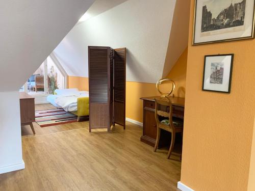 a bedroom with a bed and a desk with a bed sidx sidx sidx at Ferienwohnung am Südwall All INCLUSIVE in Celle