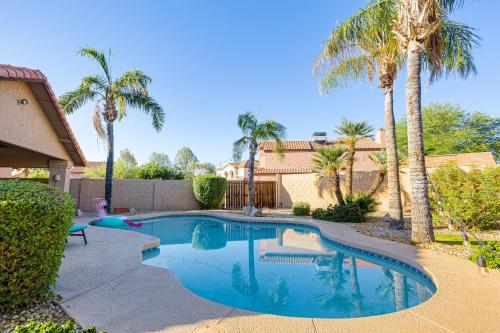 einen Pool in einem Garten mit Palmen in der Unterkunft Monte Cristo Phoenix home in Phoenix