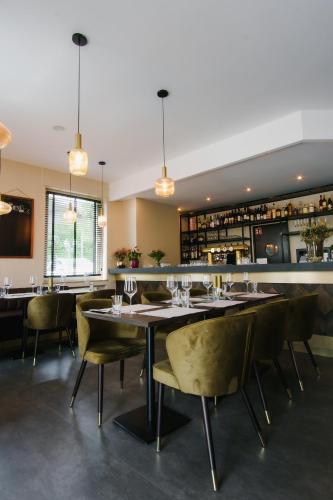 a dining room with a long table and chairs at Magaré Hotel & Restaurant in Lahnstein