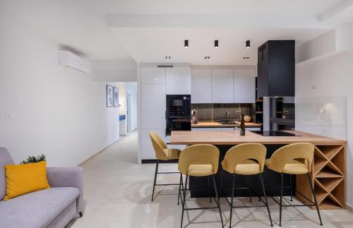 una cucina con un'ampia isola con sedie e bancone di Luxury Apartment N&P a Dubrovnik