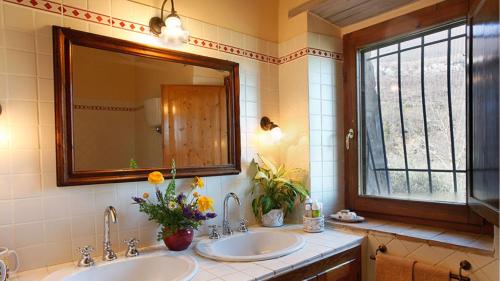 チェトーナにあるVilla la felceのバスルーム(洗面台2台、鏡付)