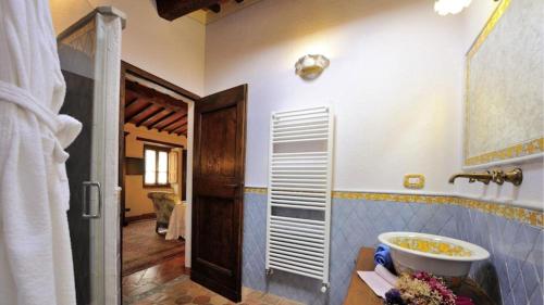 een badkamer met een bad en een wastafel in de kamer bij Mulino della villa in Bucine