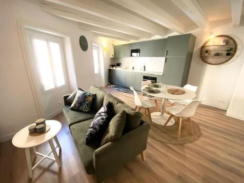 una sala de estar con un sofá y una mesa en Calme - Centre - WiFi - Clim - Verdon 300m - Parking, en Vinon-sur-Verdon