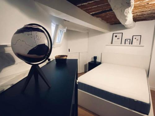 una habitación con una cama y un globo en una mesa en Calme - Centre - WiFi - Clim - Verdon 300m - Parking, en Vinon-sur-Verdon