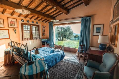 1 dormitorio con cama, escritorio y ventana en Moraio, en Collazzone