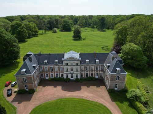 - une vue aérienne sur une grande maison avec une grande cour dans l'établissement Chambres d'hôtes & Gîtes du Château de Grand Rullecourt, à Grand Rullecourt