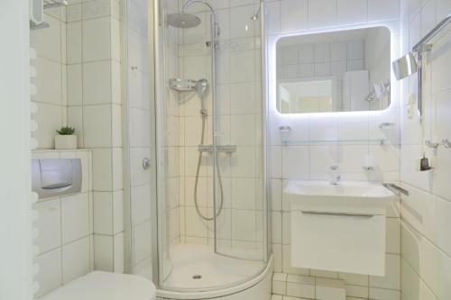Un baño con ducha, inodoro y lavabo. en Kaiserhof App 213 inkl WLAN, en Grömitz