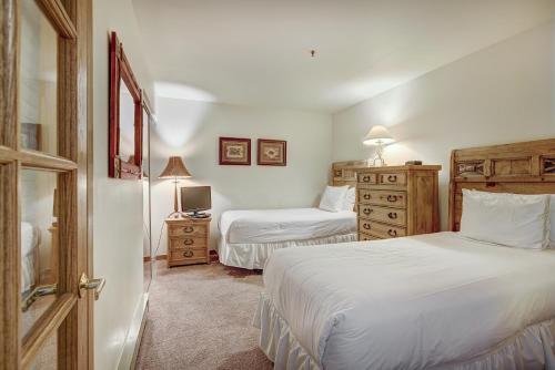a bedroom with two beds and a dresser at Townsend Place in Beaver Creek