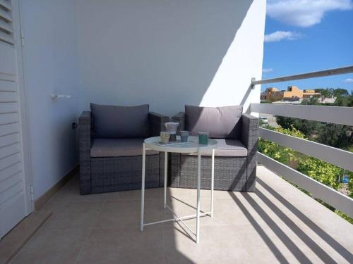 einen kleinen Tisch und einen Stuhl auf dem Balkon in der Unterkunft Casa N.2 + piscina e palestra [1O km da Gallipoli] in Tuglie