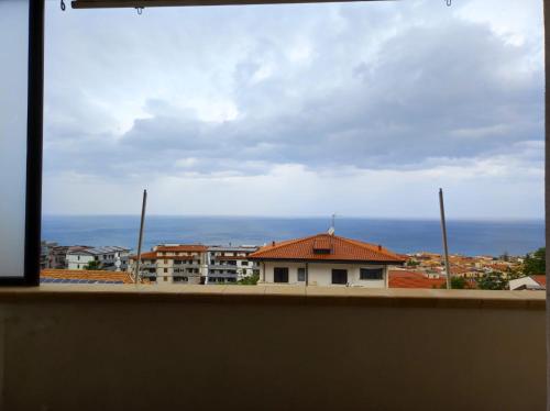 uitzicht op de stad vanuit een raam van een gebouw bij TropeaCharmet PARKING FREE in Tropea