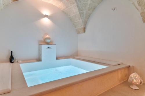 - une baignoire dans une chambre avec plafond dans l'établissement Suite L' Alcova, à Fasano