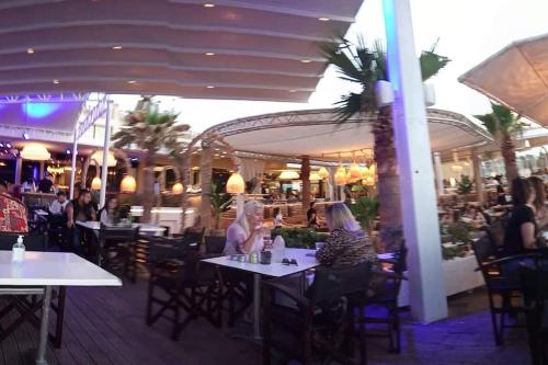 zwei Frauen an Tischen in einem Restaurant in der Unterkunft Doxa's place in Iraklio