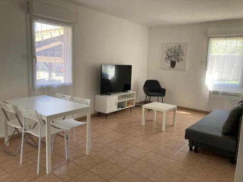 Photo de la galerie de l'établissement Appartement très calme, RDC, 800 m de la Cité médiévale classée au patrimoine de l'UNESCO, à Carcassonne