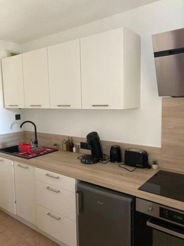 Photo de la galerie de l'établissement Appartement très calme, RDC, 800 m de la Cité médiévale classée au patrimoine de l'UNESCO, à Carcassonne