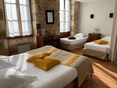 Habitación de hotel con 2 camas y ventanas en Hôtellerie de l'Abbaye Saint Amand, en Saint-Amand-de-Coly